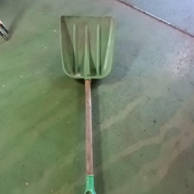 WOODEN SHOVEL HANDLE