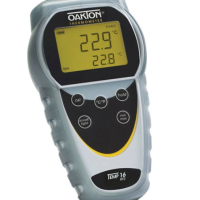 Oakton Temp-16 Precision RTD Thermometer w boot